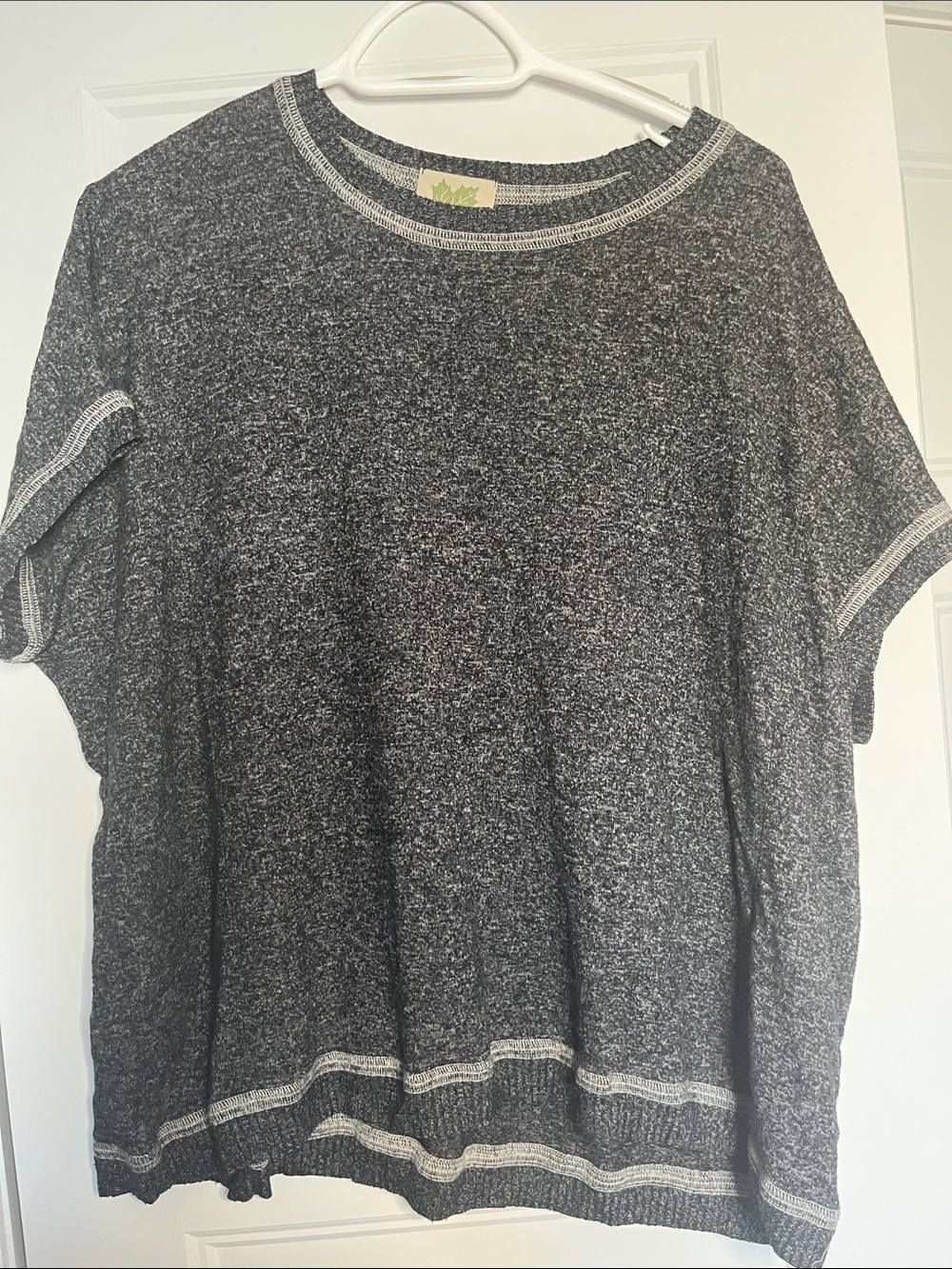 Women's Heathered Black Short-Sleeve Knit Top